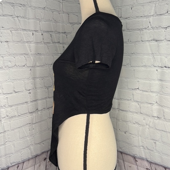 M & M Black crop top with ability to Front tie and Beautiful print - Picture 5 of 9